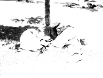 Hombre y mujer indigentes tirados en un parque