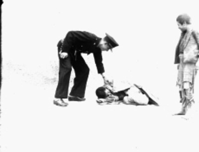 Policía arrestando a jóvenes indigentes