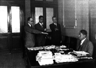 Funcionarios jurando ante un notario público en una oficina