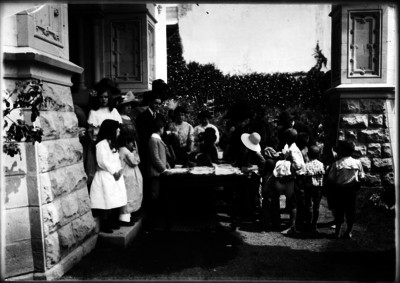 Entrega de prendas de vestir a niños en el patio de una residencia