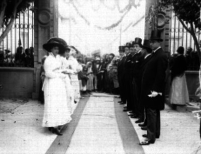 Hombres y mujeres hacendo valla en la entrada de un edificio