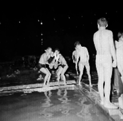 Hombres lanzando a una mujer a una alberca