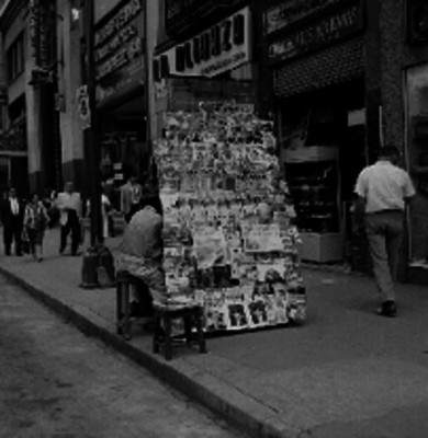 Expendio de periódicos sobre la avenida Juárez