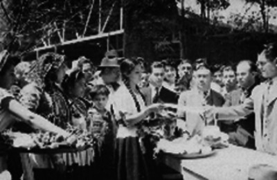 Mujer recibiendo un reconocimiento por su participación en la fiesta de la flor