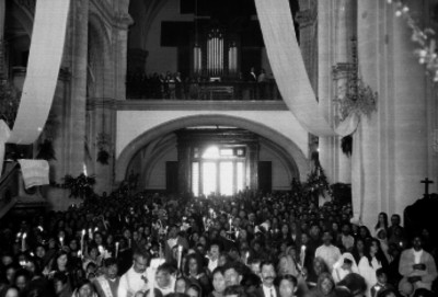 Ceremonia religiosa en una iglesia