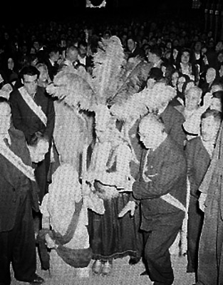 Conchero da vela a mujer hincada e la basílica de Guadalupe