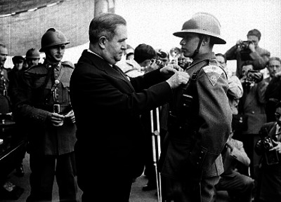 Manuel Ávila Camacho condecora a soldado en el campo militar número 1, durante la despedida de los conscriptos