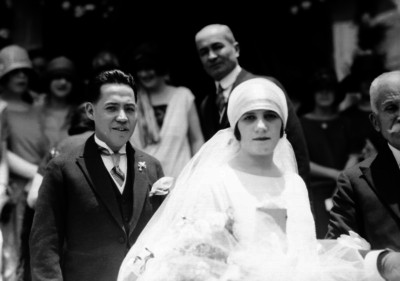 Arenas, secretario particular de Puig Casauranc, y su novia en compañía de familiares después de la boda