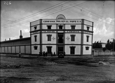 Hombres en el exterior del edificio de la Compañía Hulera El Popo S. A