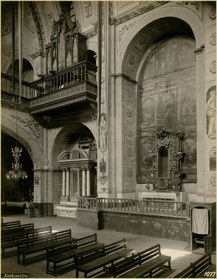 Altar lateral y organo del coro