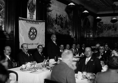 Funcionarios de Indústria, Comercio y Trabajo, con miembros del Club Rotario, durante un banquete