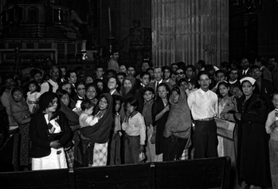 Feligreses en el interior de la Basílica