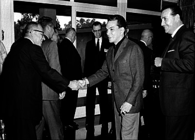 Hombre con mujeres, retrato de grupo