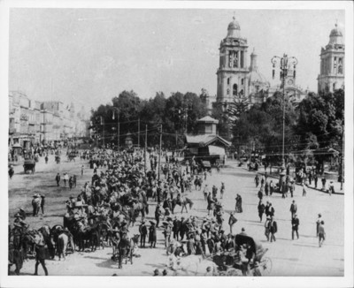 Concentración de rurales en el zocalo durante la decena Tragica