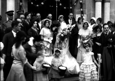 Novios con familiares y amigos en la puerta de la iglesia el día de su boda