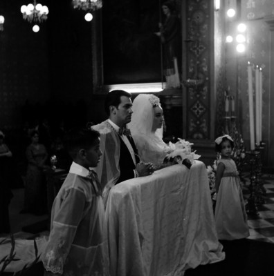 Novios y pajes frente al altar, durante la ceremonia religiosa