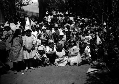 Niños y niñas con diferentes disfraces, en el patio de una escuela, retrato de grupo