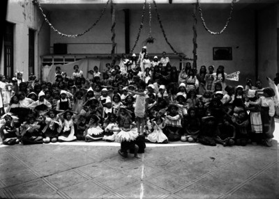 NIños y niñas con diferentes disfraces, en un salón, retrato de grupo