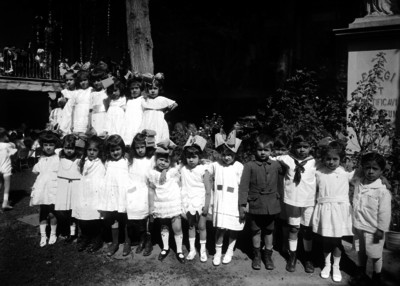 Niñas y niños en el jardín de una escuela, en un festival, retrato de grupo