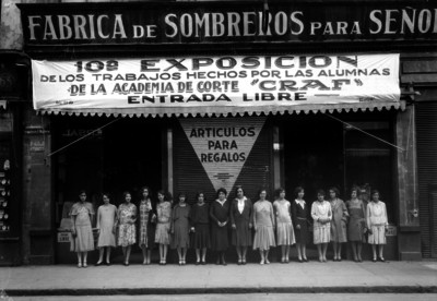 Niñas con diferentes trajes regionales en el patio de una escuela, en un festival, retrato de grupo