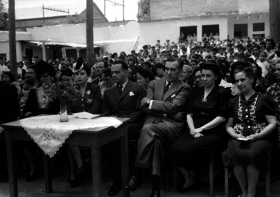 Mestros y alumnos durante un festival escolar