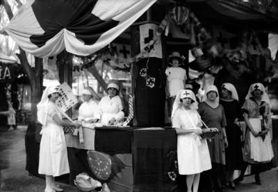 Enfermeras de la Cruz Roja en una kermesse