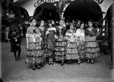 Mujeres con trajes regionales en una kermes, retrato