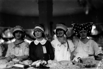 Vendedoras de confeti en un puesto, durante una kermes, retrato