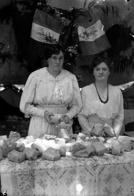 Vendedoras en un puesto, durante una kermes, retrato
