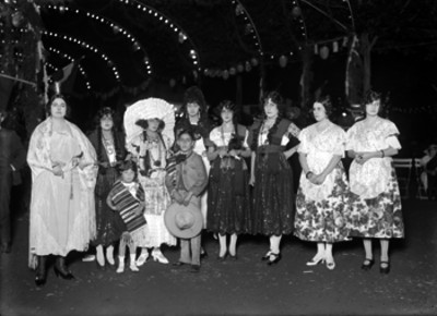 Mujeres y niños de la colonia española, ataviados con trajes folclóricos durante una kermes, retrato