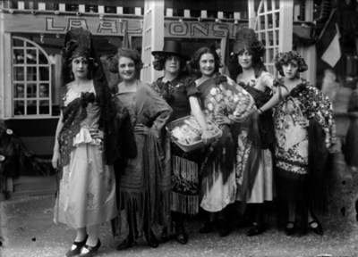 Españolas ataviadas con trajes flamencos durante una kermes, retrato