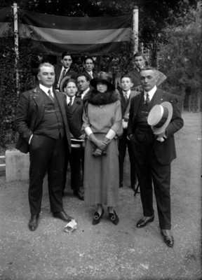 Miembros de la colonia española durante una kermes, en un jardín, retrato