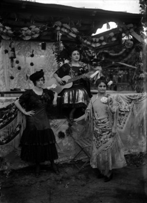 Mujeres enpañolas cantando en una kermes
