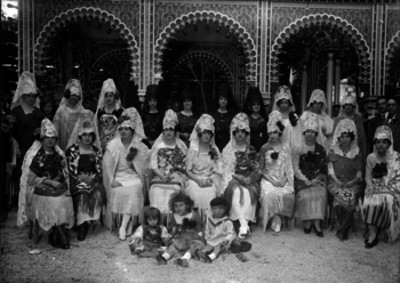 Mujeres españolas portando peinetas y chalinas, retrato
