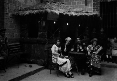 Españoles sentados fuera de un puesto de kermes