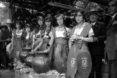 Vendedoras de agua en una kermesse