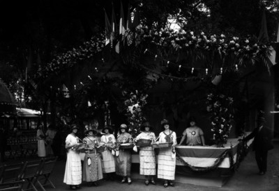 Mujeres con canastas durante una kermesse organizada por la colonia Francesa
