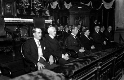 Miembros de la colonia española en un salón durante una fiesta