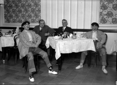 Miembros de la colonia española con disfraces durante una fiesta