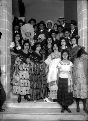 Españoles a la entrada de un edificio, retrato de grupo