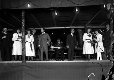 Miembros de la colonia española durante una fiesta