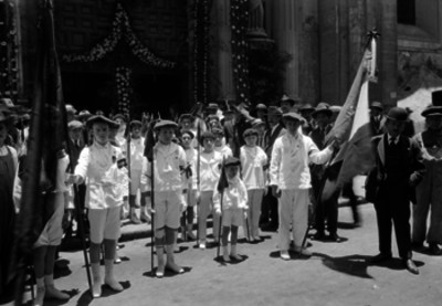Miembros de la colonia española fuera de una iglesia, retrato de grupo