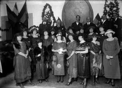 Miembros de la colonia española en el interior de un salón durante una fiesta, retrato de grupo