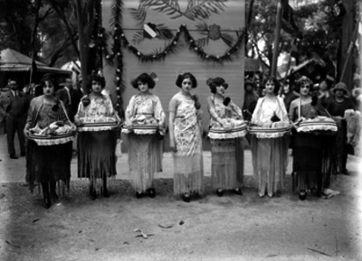 Vendedoras con canastas de confetti en una kermesse realizada por la colonia española, retrato de grupo