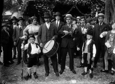 Gente de la colonia española en un jardín durante una kermesse