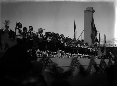 Niños españoles en un estadio durante un evento