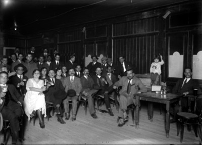 Hombres y mujeres de la colonia española en el interior de una oficina, retrato de grupo