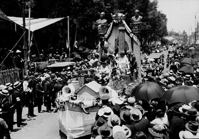 Carro alegórico durante el desfile de un carnaval