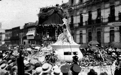 Carro alegórico del bazar de San José durante el desfile de un carnaval