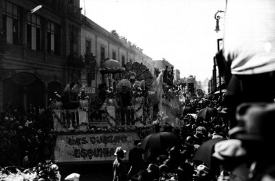 Carro alegórico durante un desfile de un carnaval
